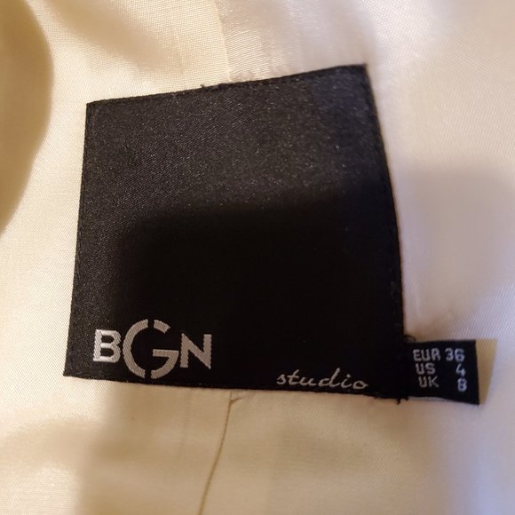 Suit - Picture 5 of 8